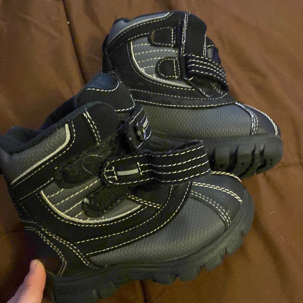 Heavy duty snow boots
